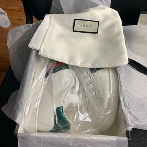 Women Gucci bee sneaker size 39. New 99.99%